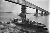 Aleksandrovský most přes Volhu a náš strážní Parník