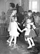 Dětský karneval, vzadu učitelka Vlasta Jandová-Šafářová