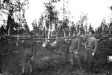 Náš úlovek ze sibiřského pralesa. Zastřelen dne 1/6. 1919 na stanici Chudojelanskaja